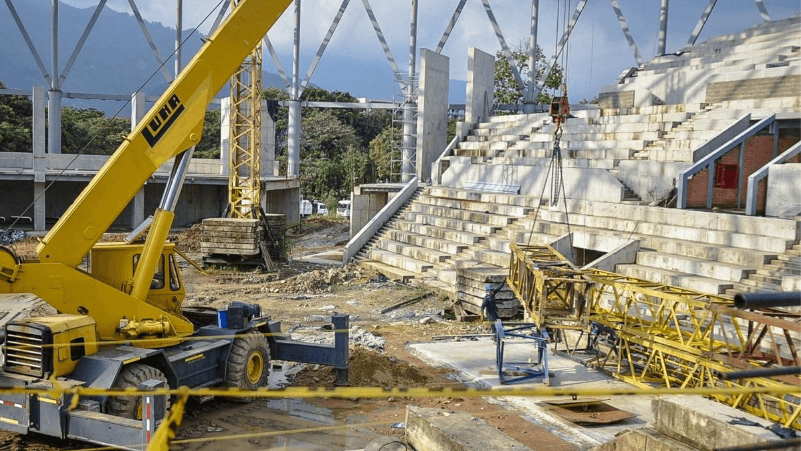 Inició el desmonte de las seis torres de apoyo del Coliseo Mayor