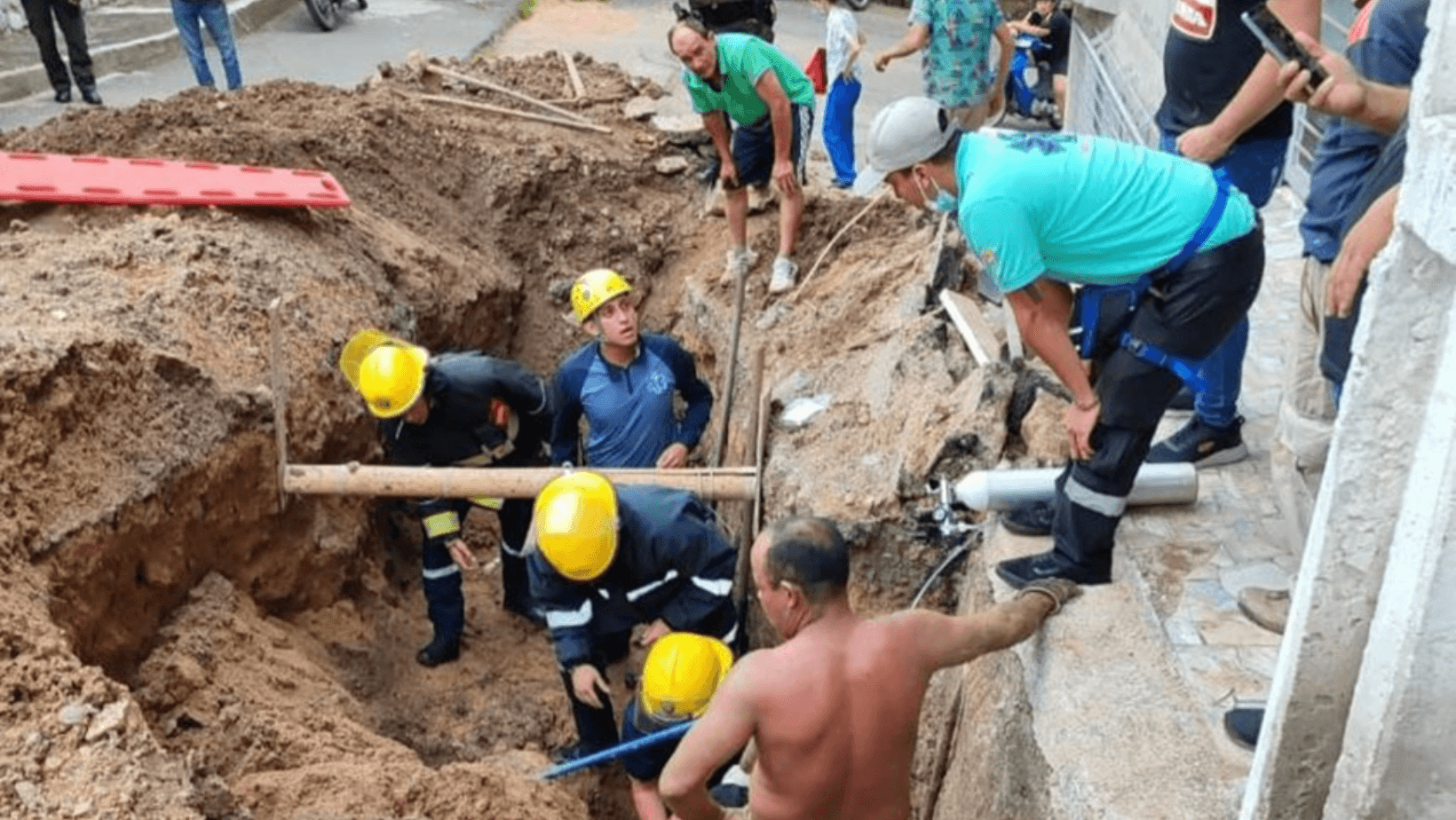 Obrero resulta herido tras accidente durante excavación en el barrio Santa Bárbara Obrero resulta herido tras accidente durante excavación en el barrio Santa Bárbara