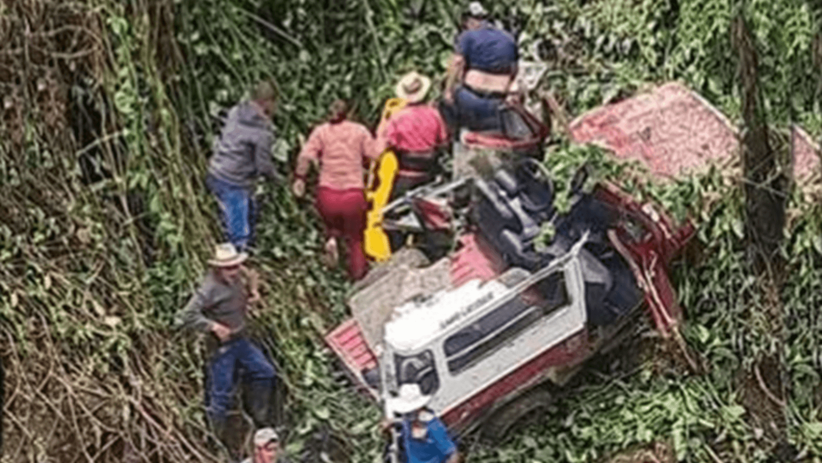 Vehículo cae a un abismo dejando siete heridos en vía Santa Isabel – Murillo Vehículo cae a un abismo dejando siete heridos en vía Santa Isabel – Murillo