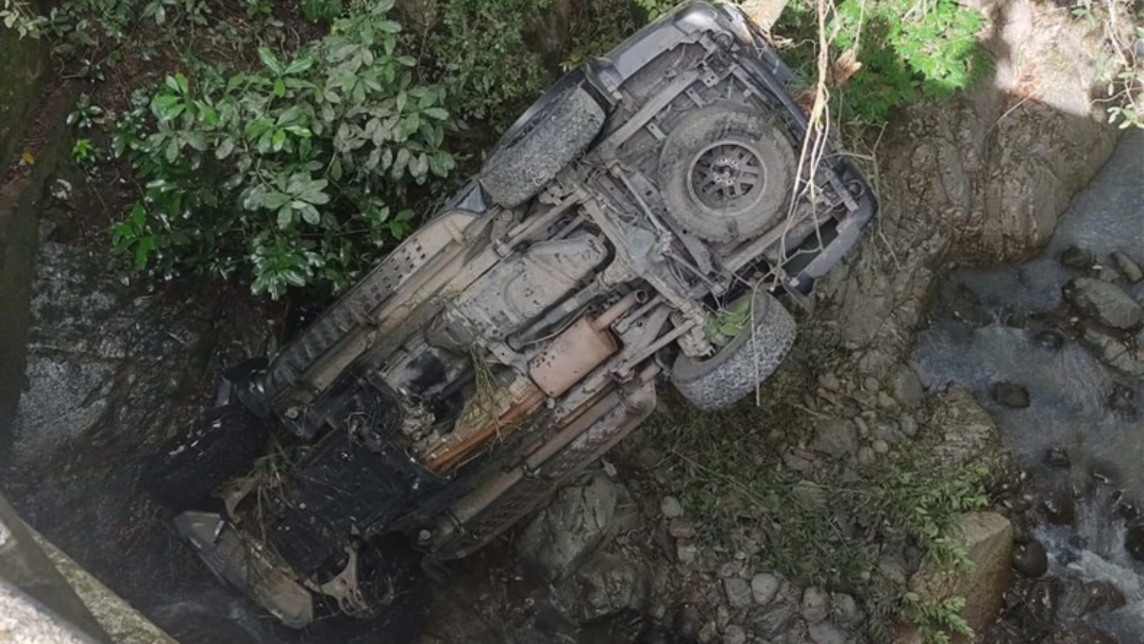 Misterioso accidente deja una camioneta volcada y daños en tubería de suministro de agua de Carmen de Bulira