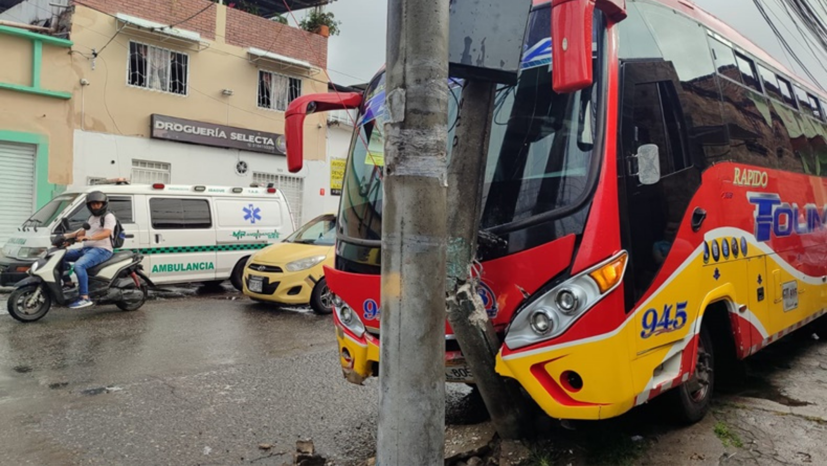 Bus de Rápido Tolima choca contra poste en Ibagué