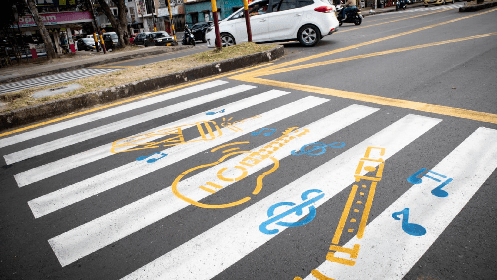 <strong>Instrumentos musicales adornan los pasos peatonales de la carrera Quinta</strong>
