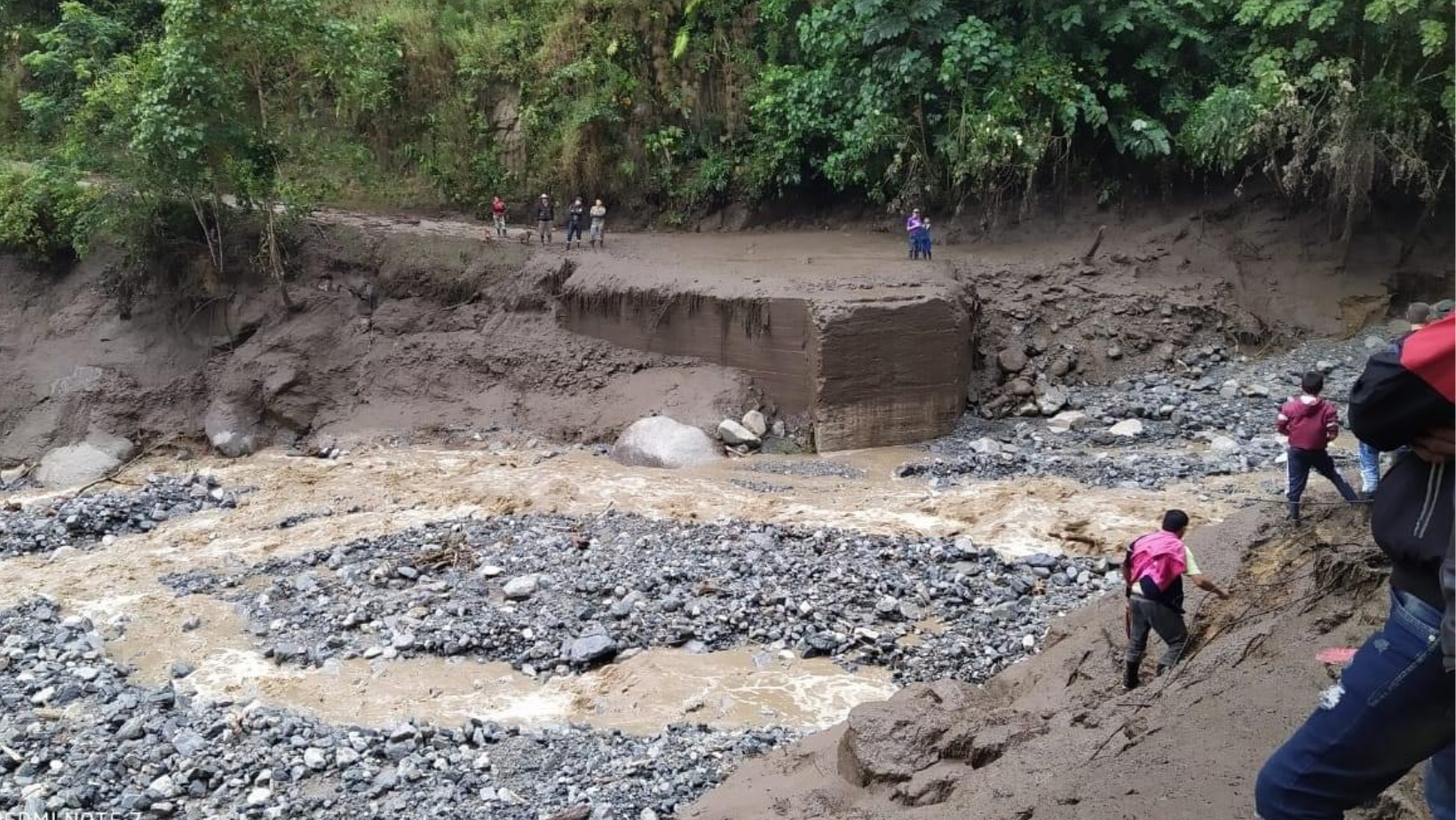 Avalancha en Rioblanco: Más de 1.500 familias incomunicadas tras el colapso de puentes