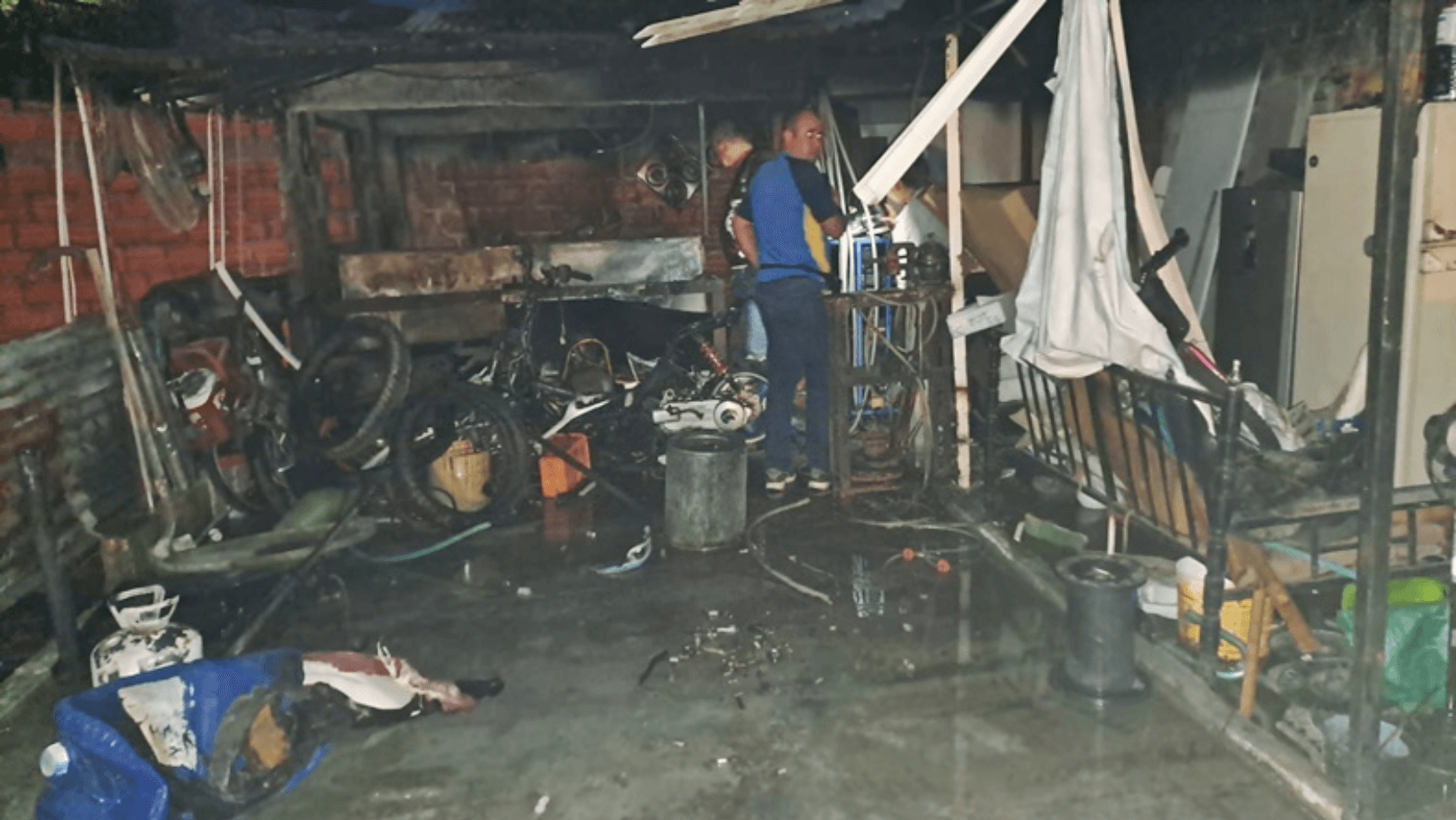 Batería en carga provoca devastador incendio en taller de motocicletas en Ibagué