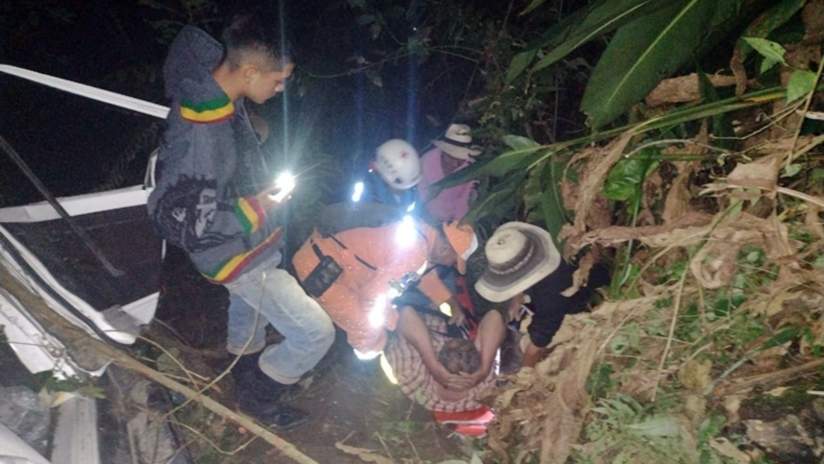 Vehículo rodó 80 metros por un abismo en Cajamarca y los tres ocupantes sobrevivieron