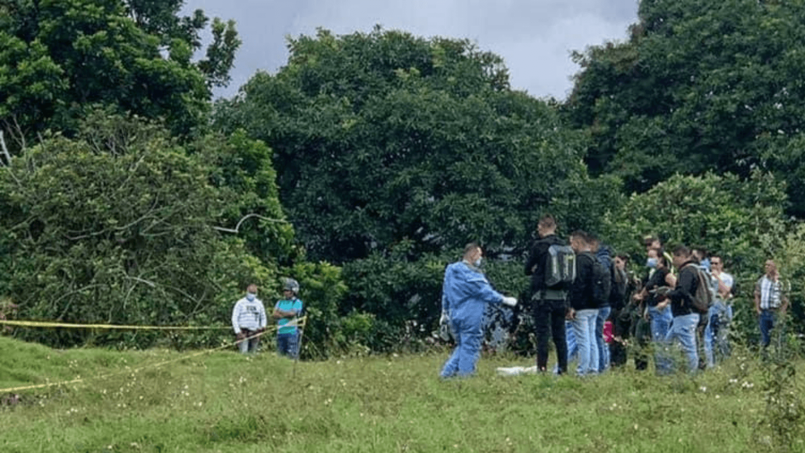 ¡Macabro hallazgo! Encuentran cuerpo suspendido en árbol
