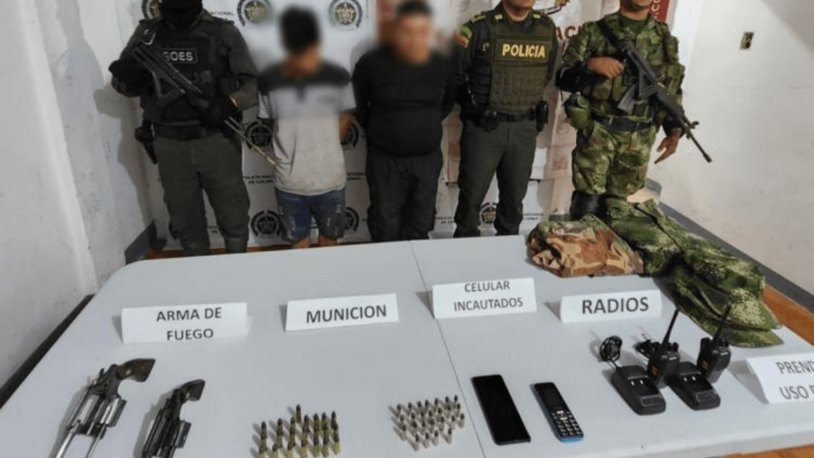 Capturan a dos sujetos con armas, municiones y equipamiento militar en Fresno