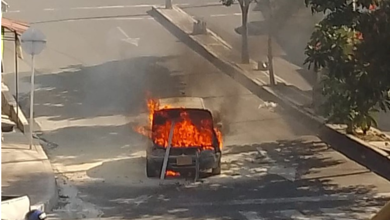Fuerte incendio cerca del cementerio San Bonifacio en Ibagué deja vehículo en pérdida total