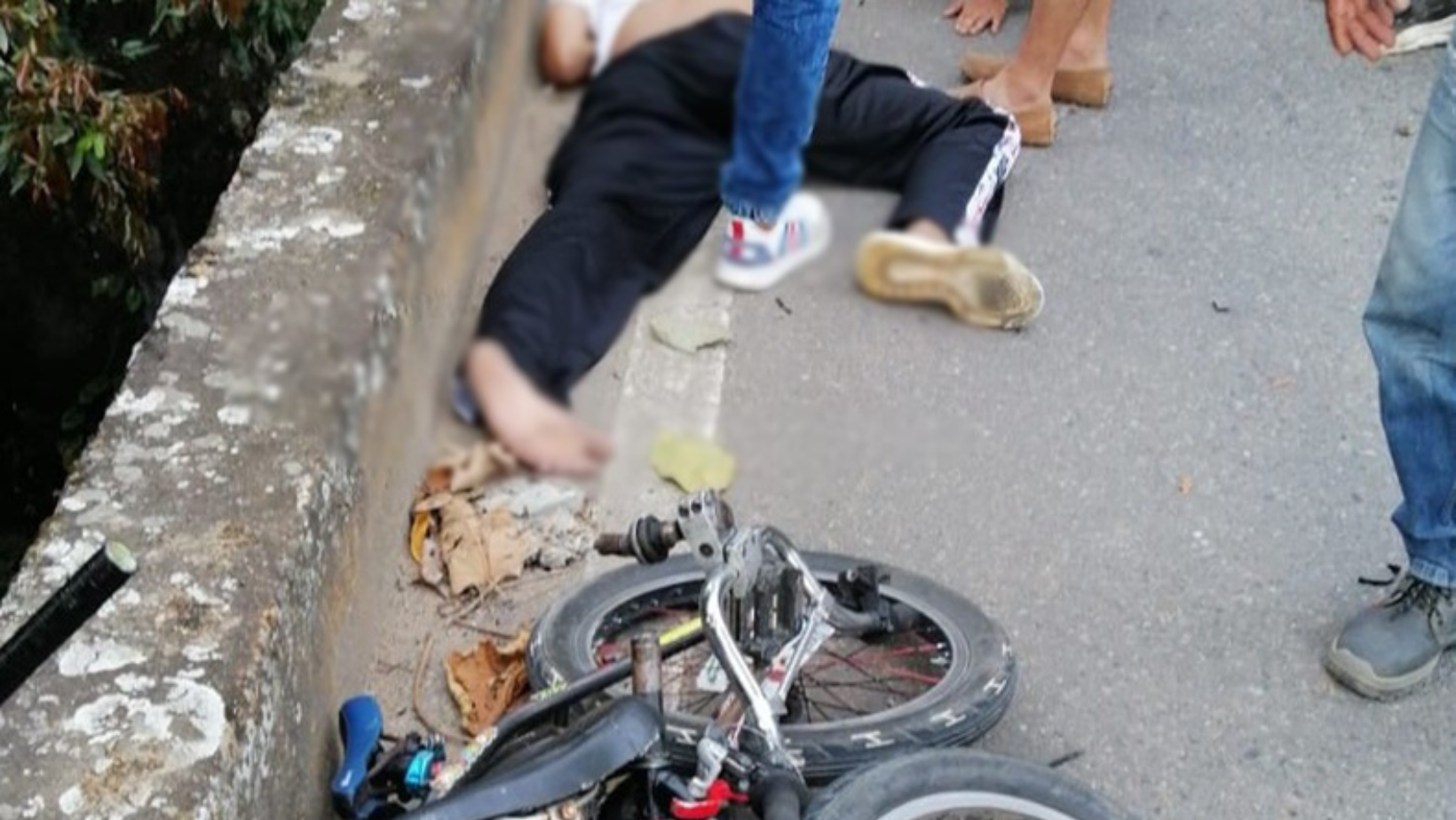 Grave accidente deja a joven luchando por su vida en la vía hacia San Bernardo