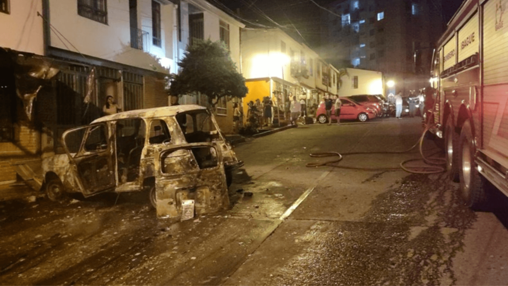 Vehículo abandonado se incendia en circunstancias misteriosas en Ibagué