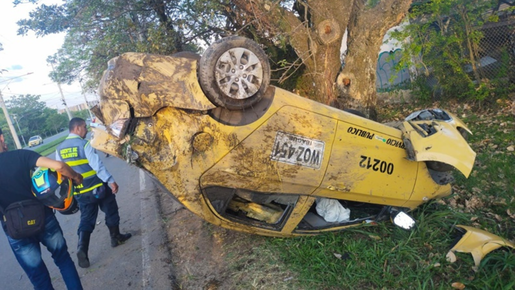 <strong>Taxi volcado en la vía al Aeropuerto Perales tras presunta discusión entre conductores</strong>