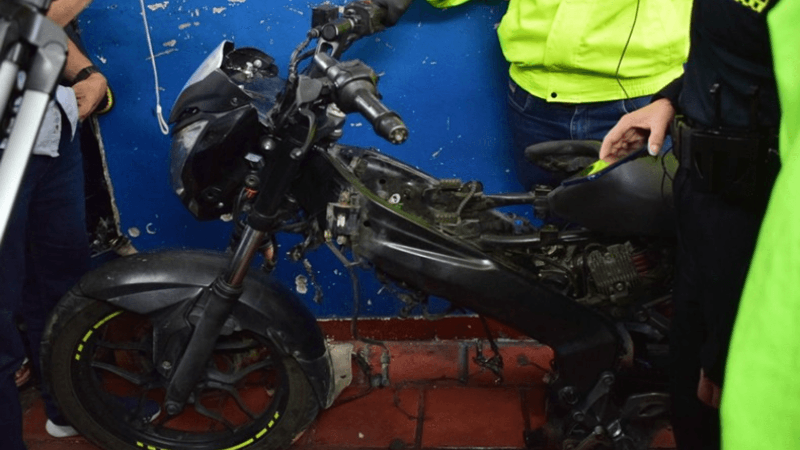 Motocicleta robada es encontrada completamente desvalijada en taller de reparación