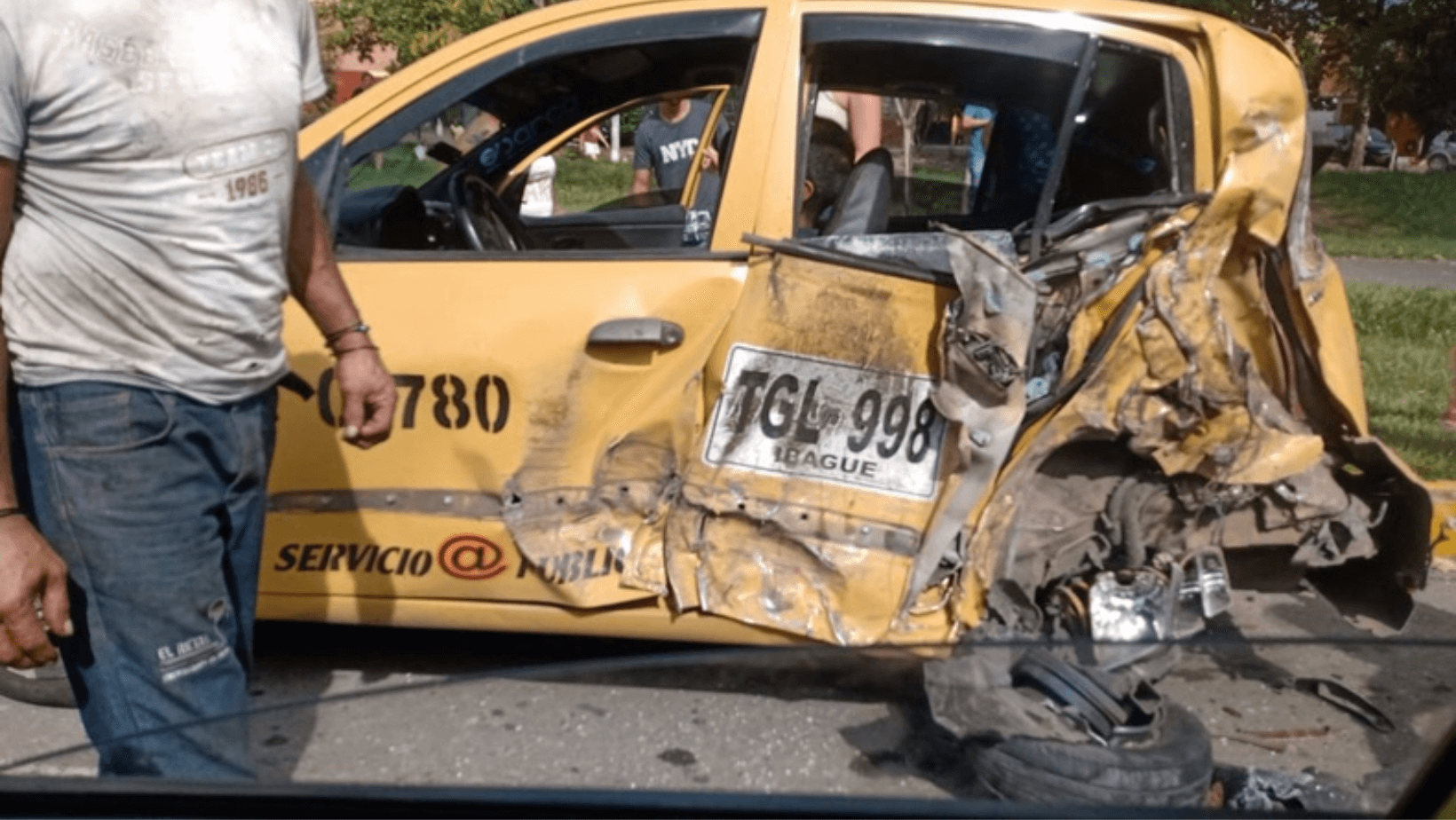 Violento choque en la variante de Ibagué deja a conductor de Taxi atrapado