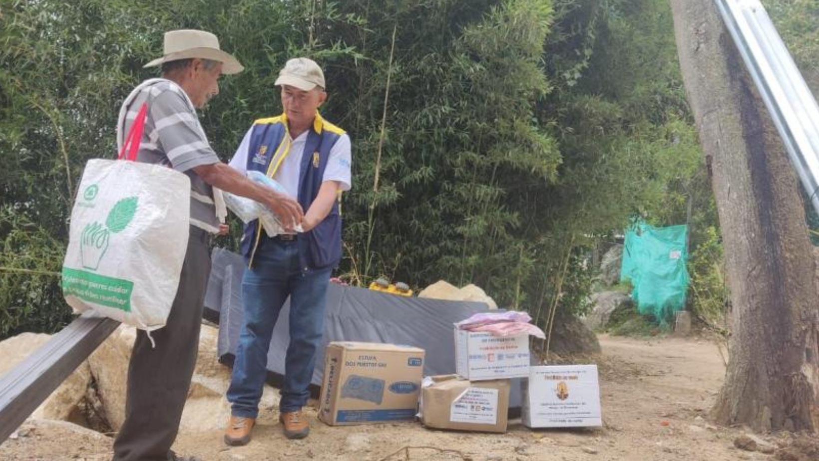 Alcaldía entregó ayuda humanitaria a dos adultos mayores que perdieron su vivienda