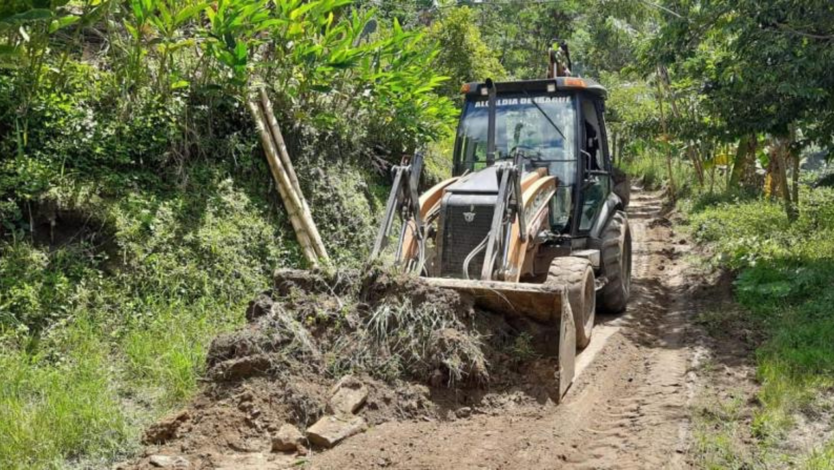 Alcaldía beneficia al sector rural con 9 kits de maquinaria amarilla