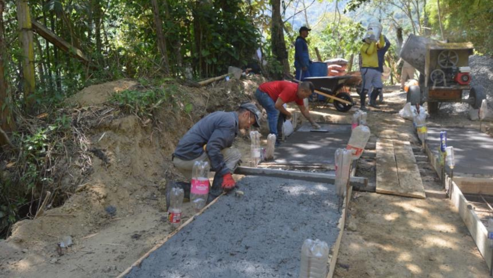 Construcción de placas huellas es una realidad en el sector rural de Ibagué