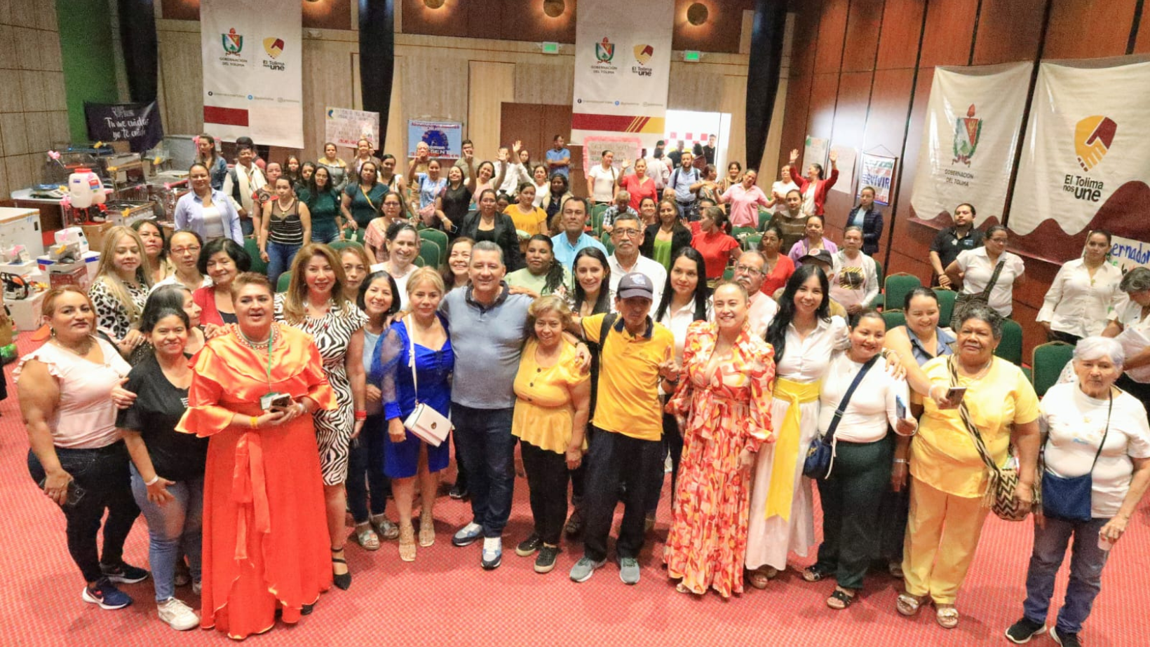 <em>Gobernación del Tolima le sigue cumpliendo a las mujeres: Asociaciones recibieron apoyo</em> <em>Gobernación del Tolima le sigue cumpliendo a las mujeres: Asociaciones recibieron apoyo</em>