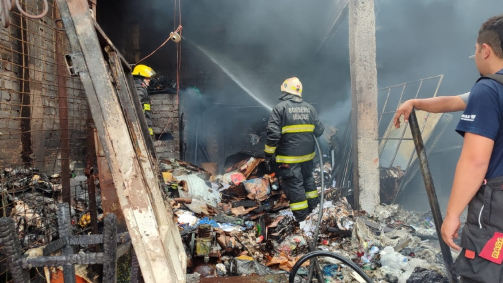 Incendio en bodega de reciclaje en Ibagué