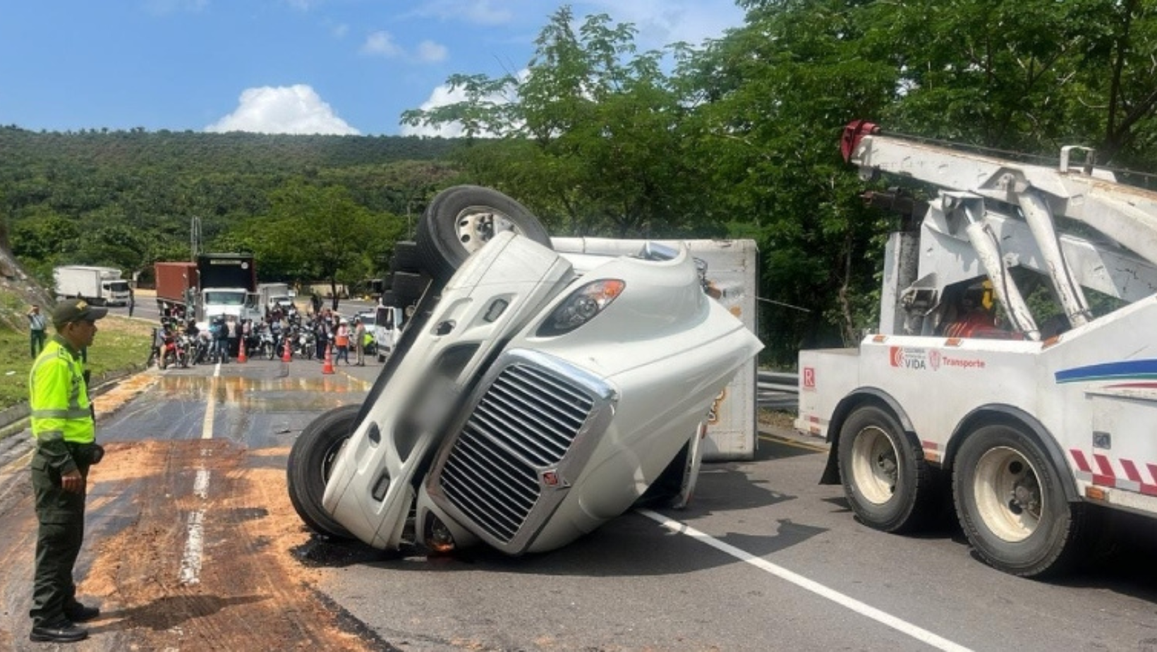 Volcamiento de tractocamión en la vía Ibagué – Bogotá