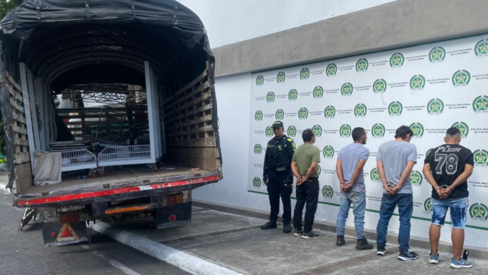 Capturados in fraganti robando en supermercado Ara de Ibagué