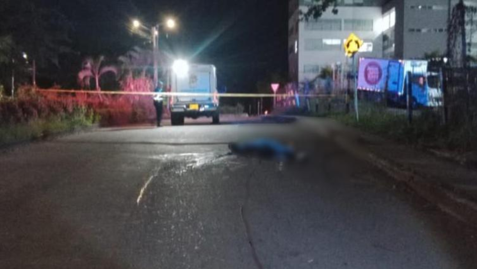 Joven peatón fallece en trágico accidente en Varsovia; conductor del vehículo se da a la fuga