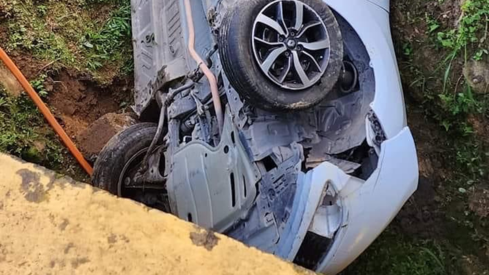 Familia sufre accidente en la vía al Líbano