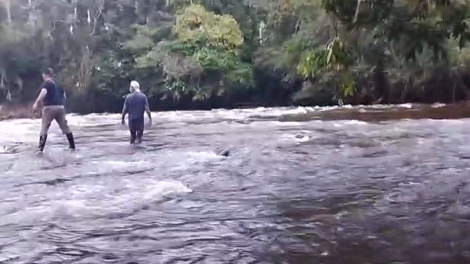 Encontraron a Nicol, niña arrastrada por el río Atá