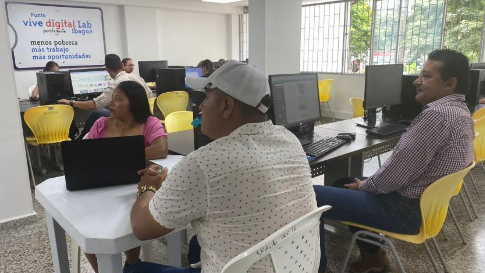 Alcaldía capacita a líderes de Ibagué en informática básica