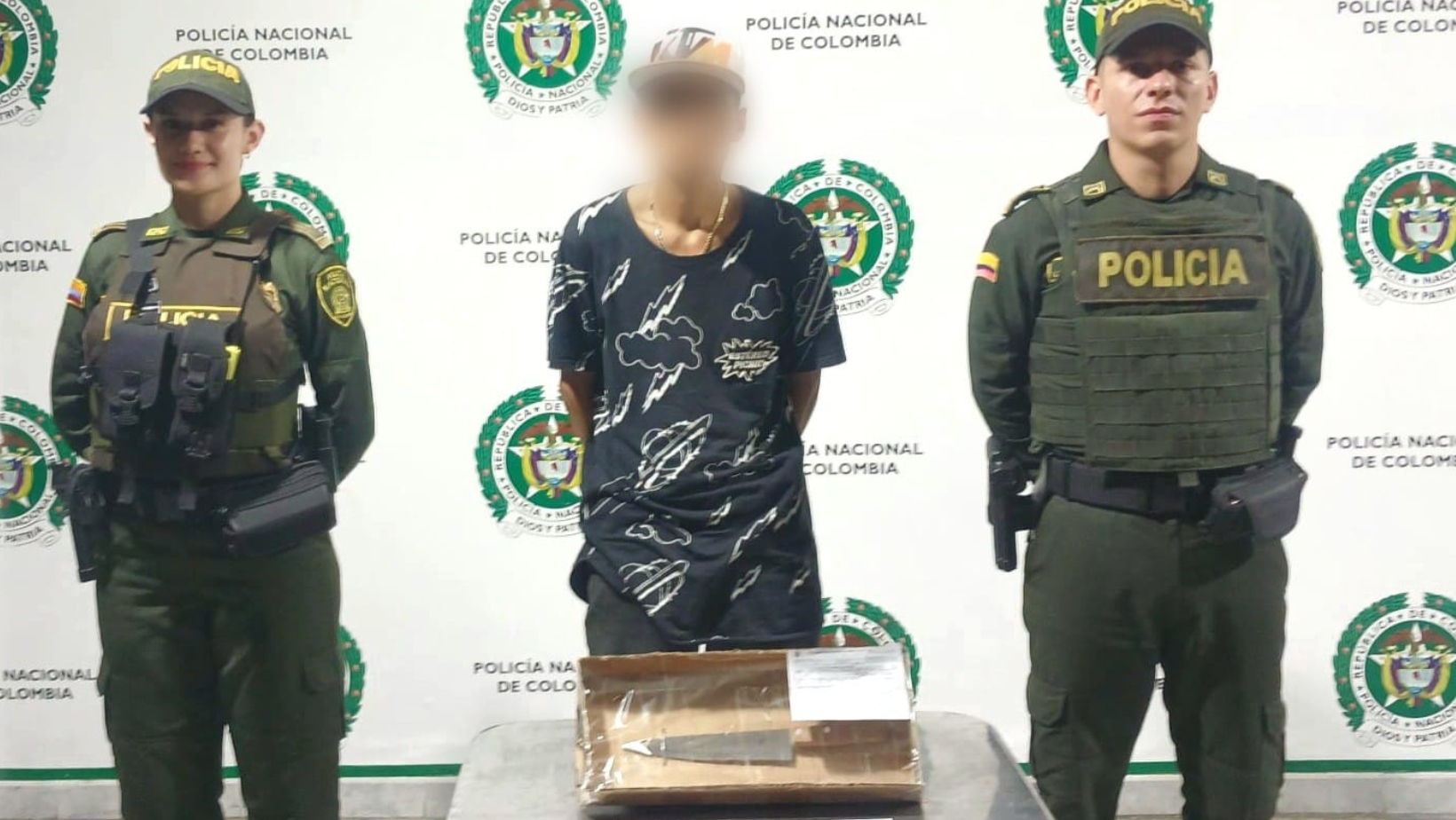 Lo cogieron con un cuchillo luego de hurtar a una persona Lo cogieron con un cuchillo luego de hurtar a una persona