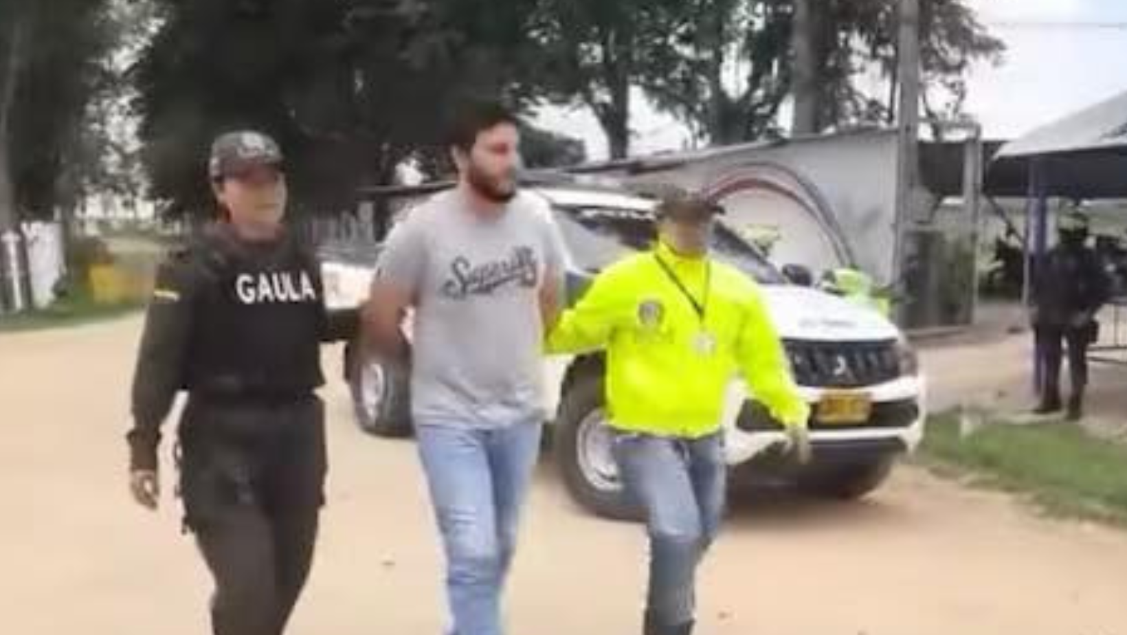 Hombre encontrado con el carro y el cuerpo del dueño podría salir libre