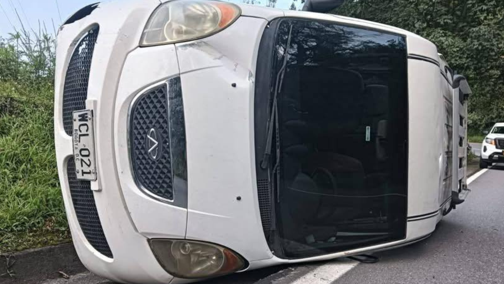 Dos accidentes tipo volcamiento afectan la movilidad en La Línea