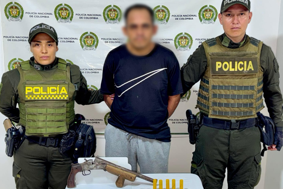 Iba en un bus con un arma de fuego en su poder