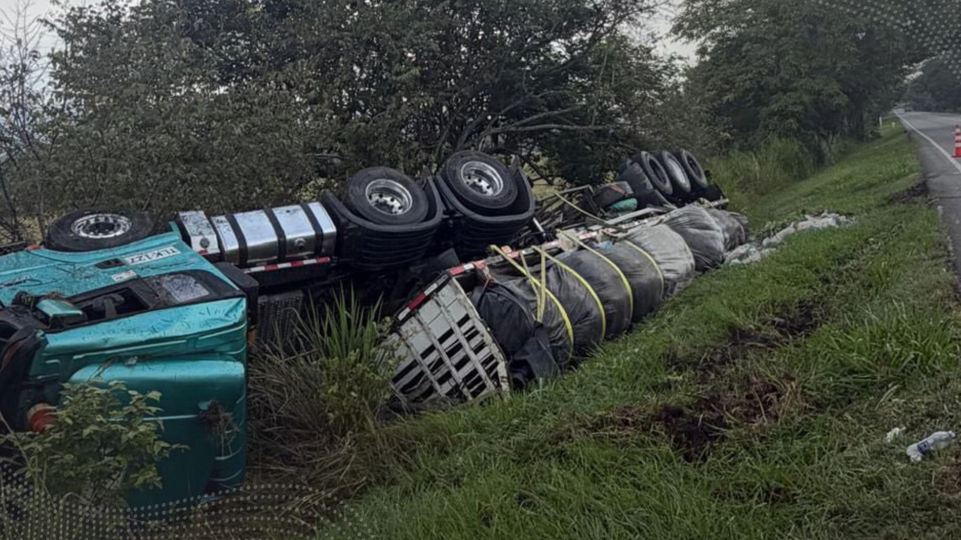 Tractomula cargada de cemento se volcó en la vía a Alvarado