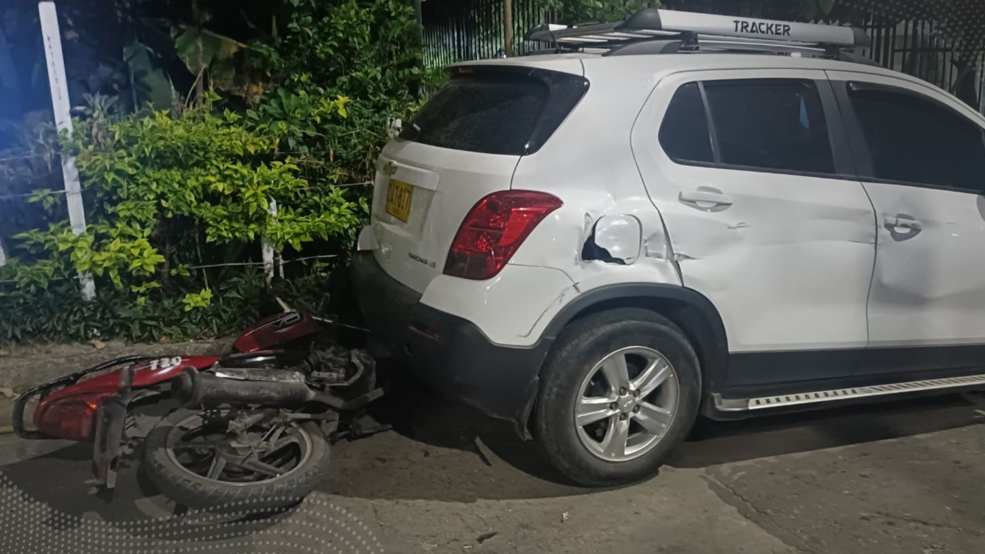 Vehículo de carga se llevó una camioneta y una moto en el barrio Jardín de Ibagué