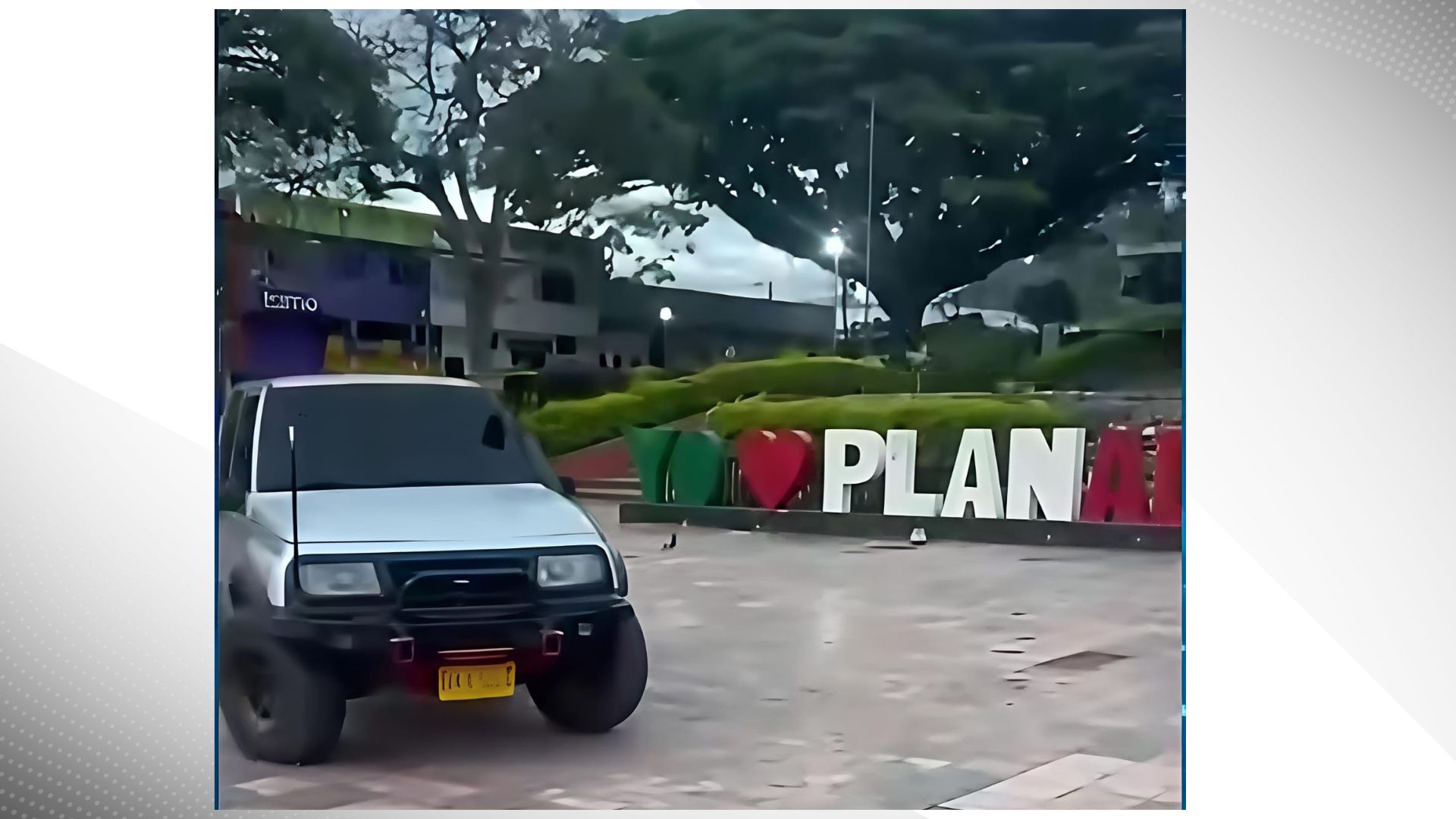 ¡Sin ley! Sujeto subió su campero al Parque principal, frente a la Alcaldía y la estación de Policía y nadie hizo nada. ¡Sin ley! Sujeto subió su campero al Parque principal, frente a la Alcaldía y la estación de Policía y nadie hizo nada.