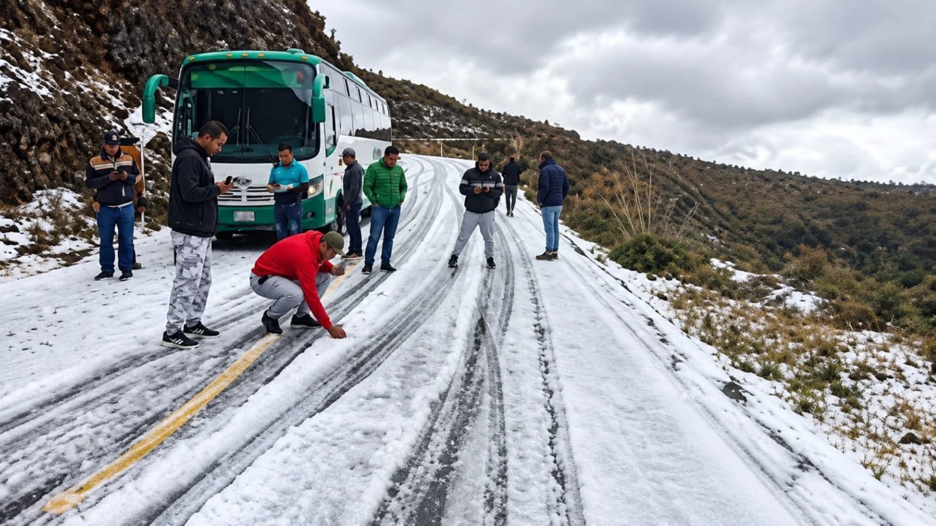 La nieve cubre el paisaje en la vía Murillo–Manizales