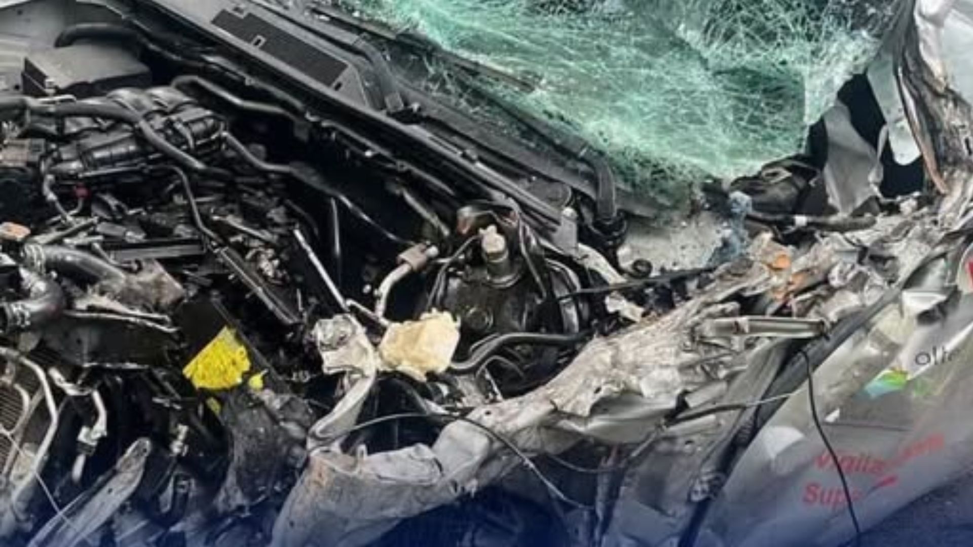 Camioneta de la ANI quedó destruida tras choque con un vehículo de carga Camioneta de la ANI quedó destruida tras choque con un vehículo de carga
