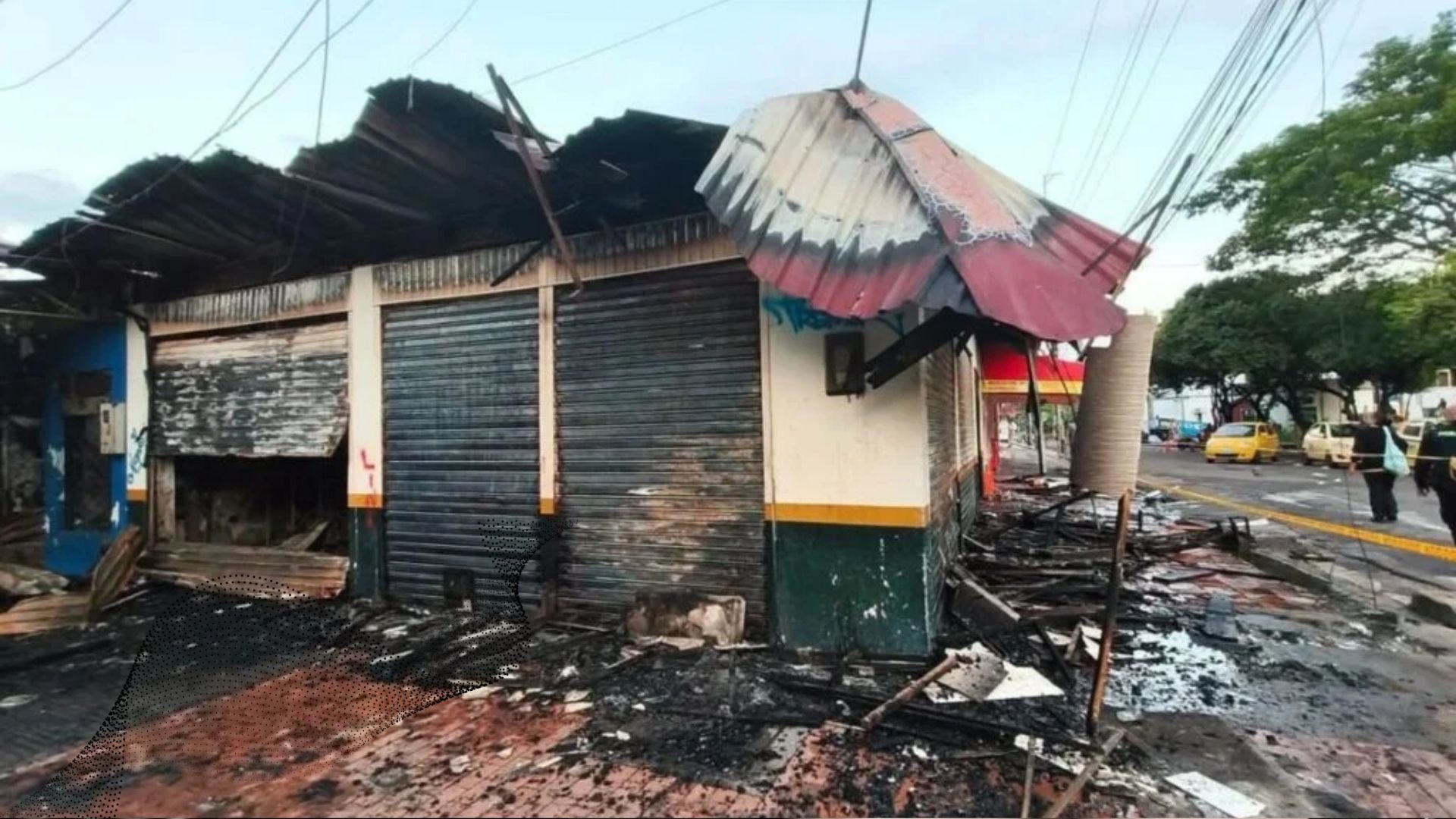 Cerca de cuatro locales se incineraron en el parque principal de Melgar