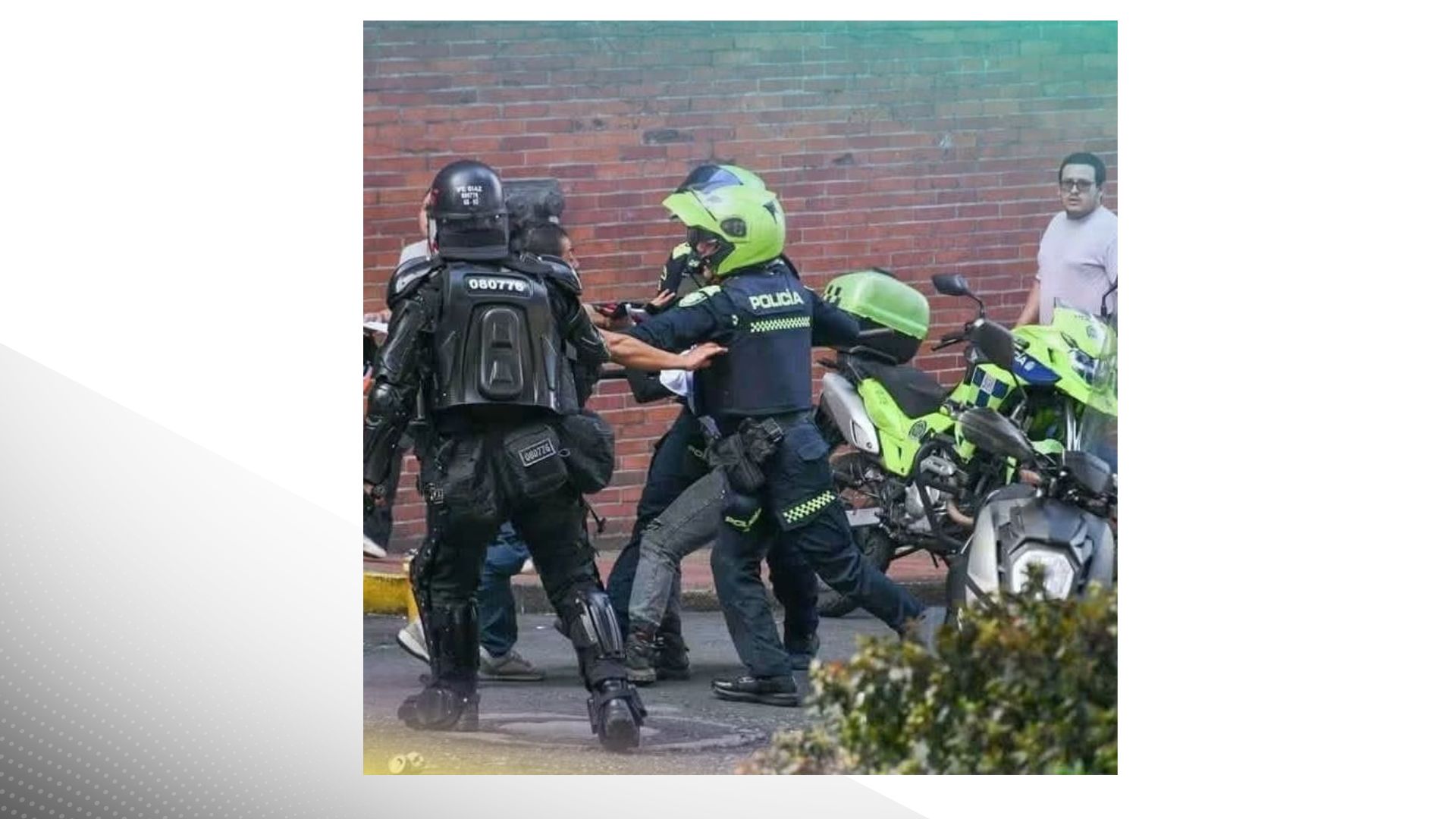 Por intimidar con arma blanca a la Policía, fue capturado hombre en medio de la protesta en centro de Ibagué Por intimidar con arma blanca a la Policía, fue capturado hombre en medio de la protesta en centro de Ibagué