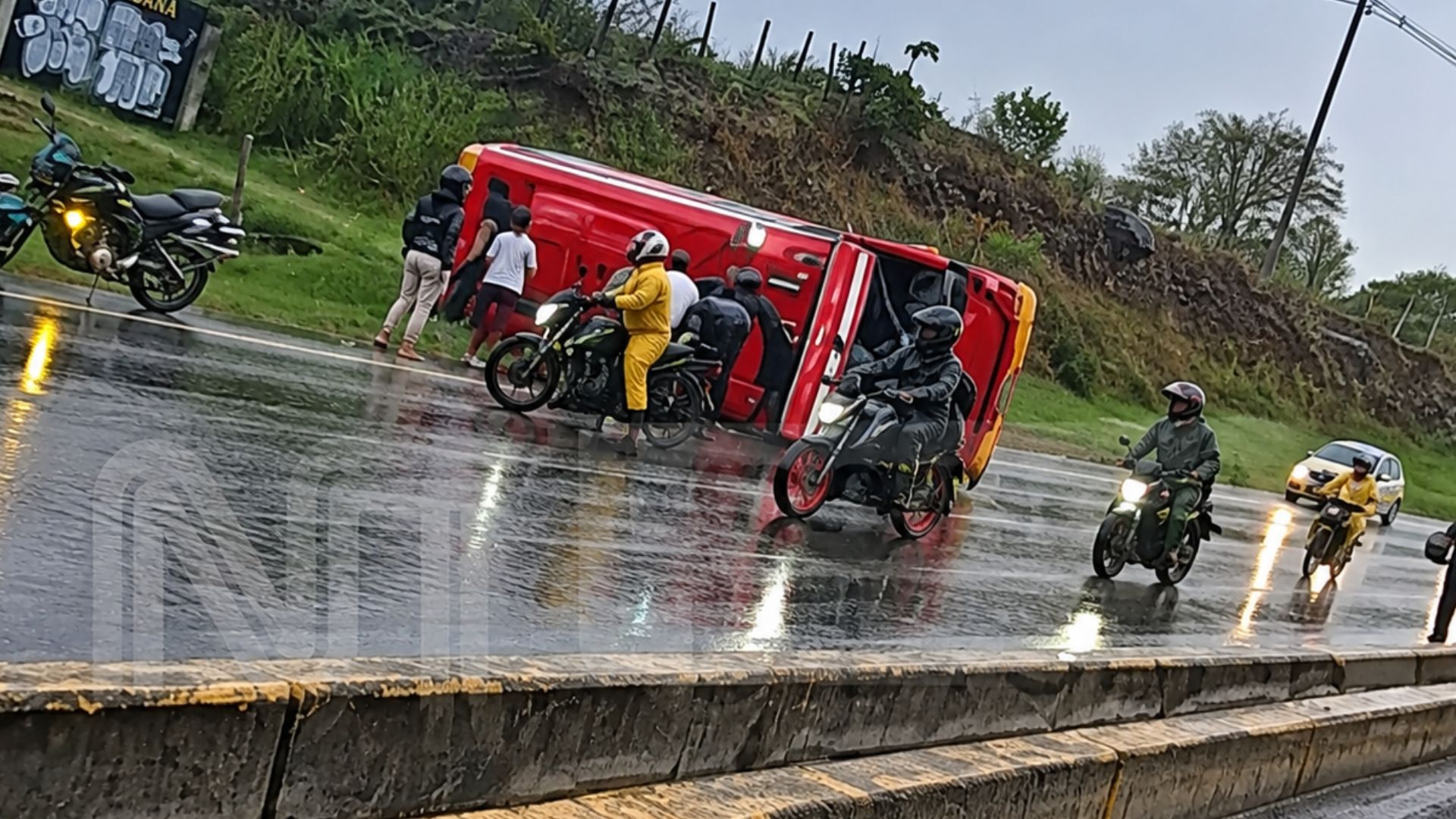 Bus de Rápido Tolima se volcó en la salida de Ibagué hacia Alvarado